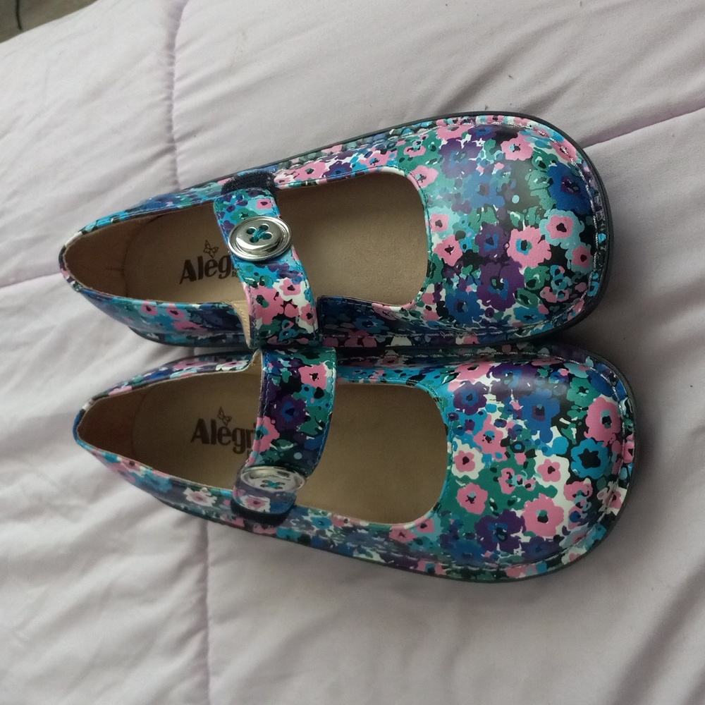 I have these Alegrias they are in good condition. They are used. They are a size